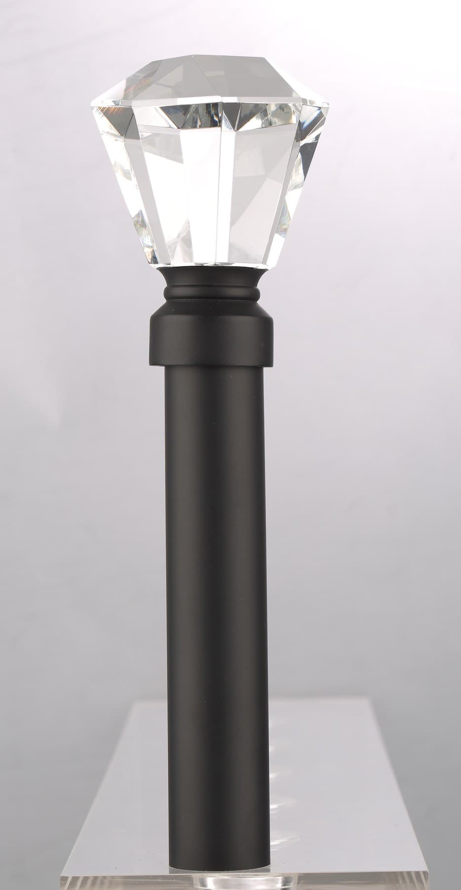 Matte black crystal Ø28 mm finial detail